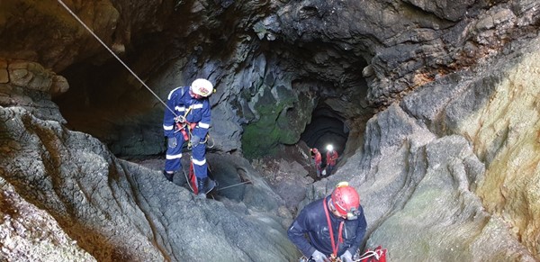 Polaznici speleoškole uvježbavaju tehnike penjanja i spuštanja